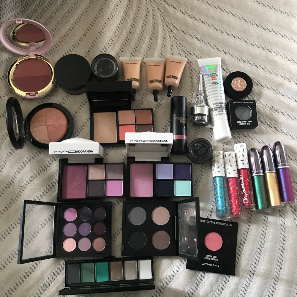 NEW MAC MAKEUP BUNDLE